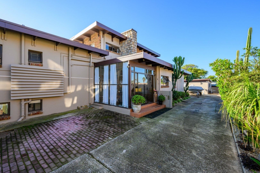 8 Bedroom Property for Sale in Summerstrand Eastern Cape